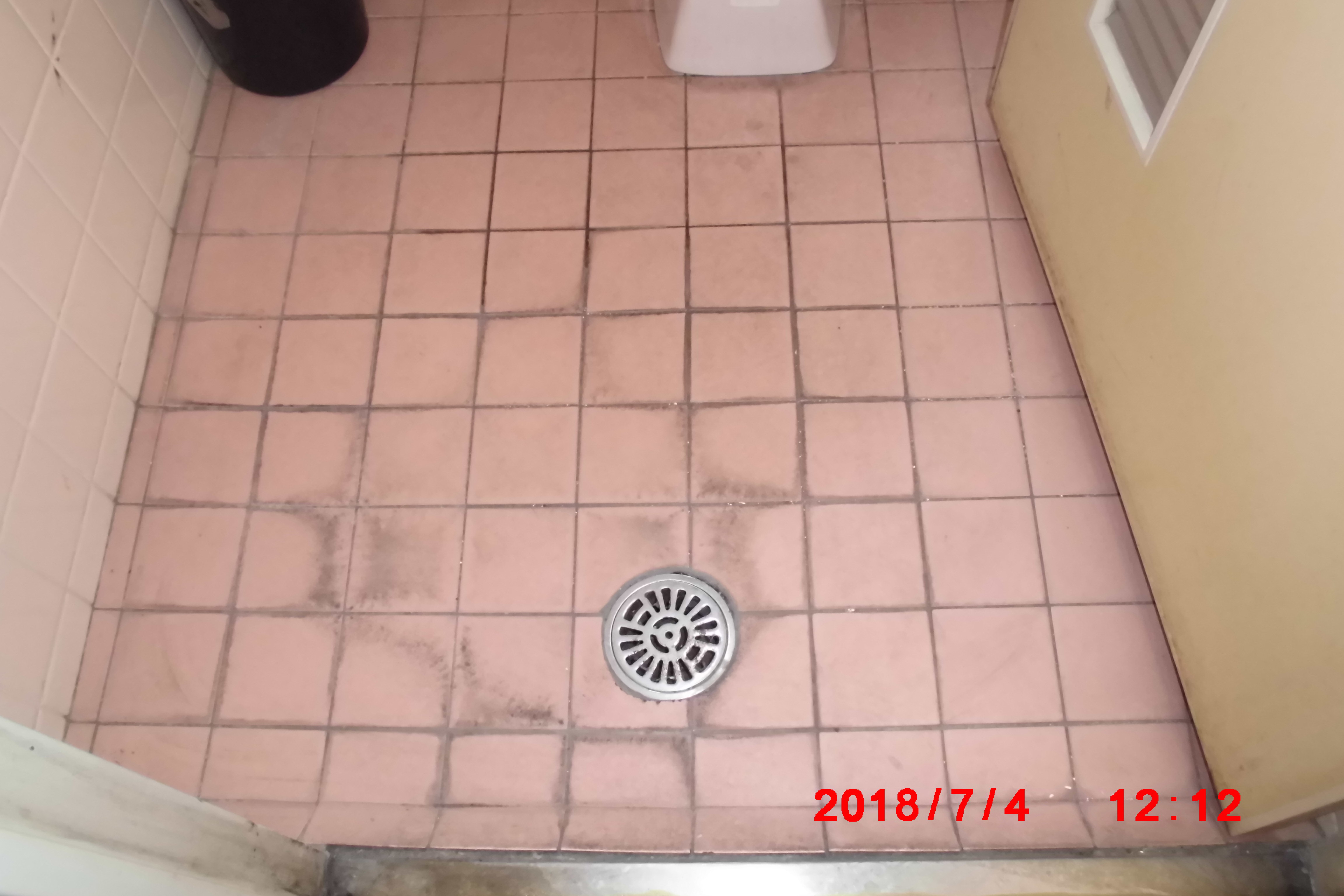 トイレ磁器タイル床のあきらめていた水垢除去 有限会社 三陽美装